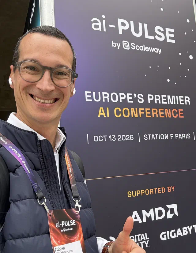 Fabien Brousse, badge au cou, devant le panneau ai-PULSE