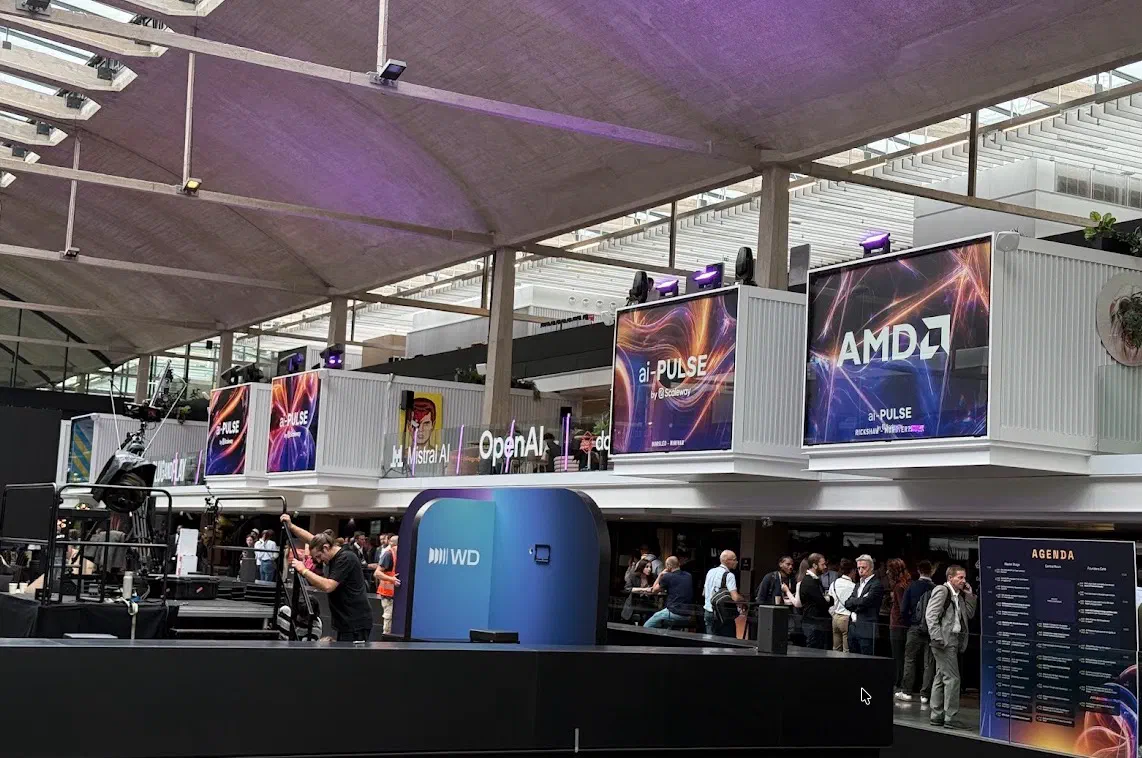 La halle pendant ai-PULSE, avec les stands Mistral AI, OpenAI et AMD sur la mezzanine