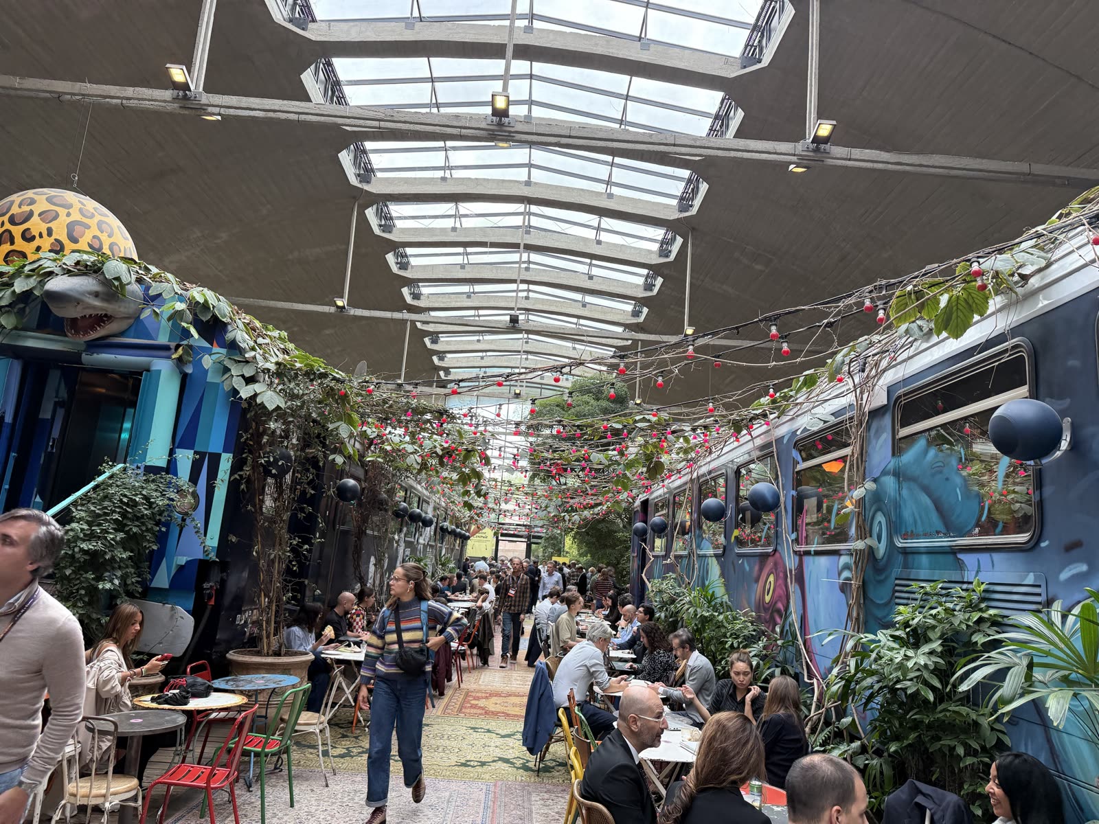 Le déjeuner dans la halle aux wagons
